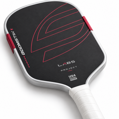 Gros plan sur la surface de la raquette de pickleball T700 PRO
