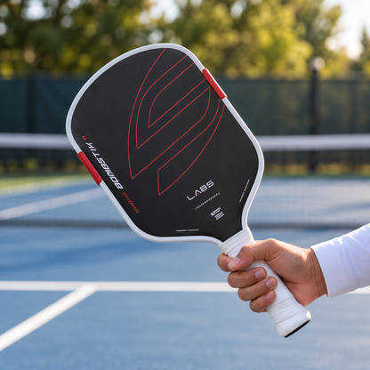 Raquette de pickleball T700 PRO sur un terrain extérieur